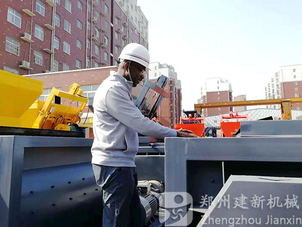 美國(guó)客戶參觀鄭州建新機(jī)械混凝土攪拌機(jī)